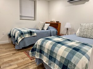 2 sovrum, skrivbord, strykjärn/strykbräda och resesäng