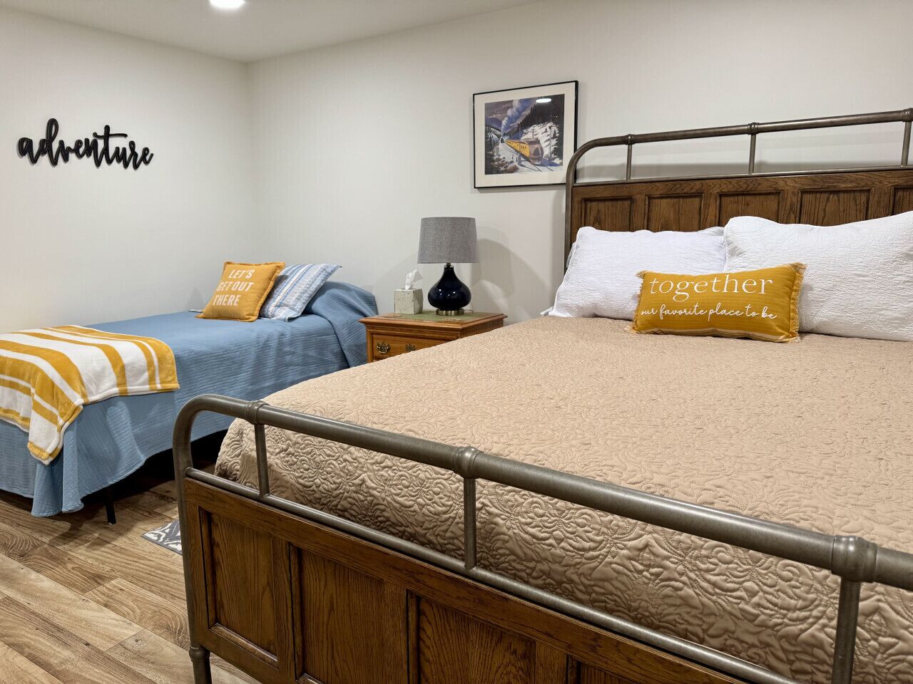 2 Schlafzimmer, Schreibtisch, Bügeleisen/Bügelbrett, Reisekinderbett