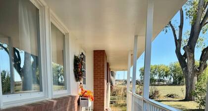 Circle H Farmhouse on 20 Acres: 1.5 miles to town