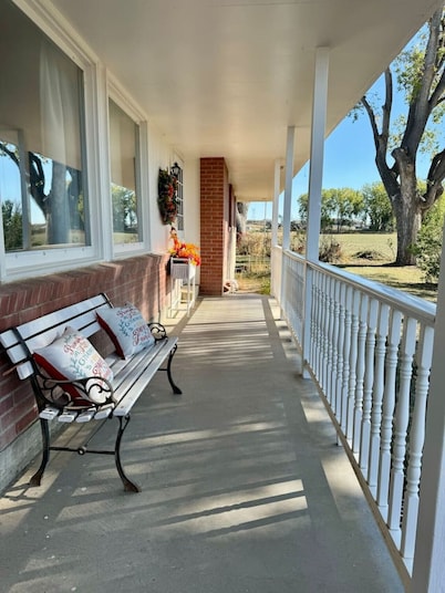 Circle H Farmhouse on 20 Acres: 1.5 miles to town