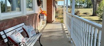 Circle H Farmhouse on 20 Acres: 1.5 miles to town