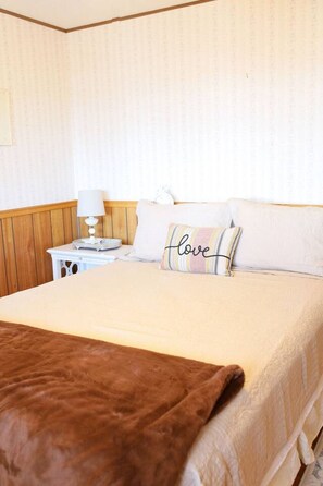 4 chambres, bureau, fer et planche à repasser, lit de bébé portatif