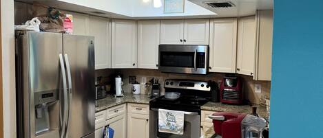 Kjøleskap, mikrobølgeovn, ovn og kokeplater