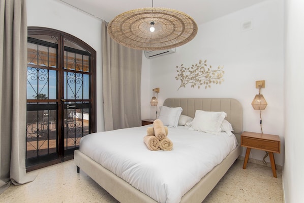 3 bedrooms, iron/ironing board, internet, bed sheets