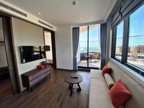 Suíte panorâmica, 1 quarto, piscina particular, vista parcial para o mar | Roupas de cama premium, edredons de pluma, camas Tempur-Pedic