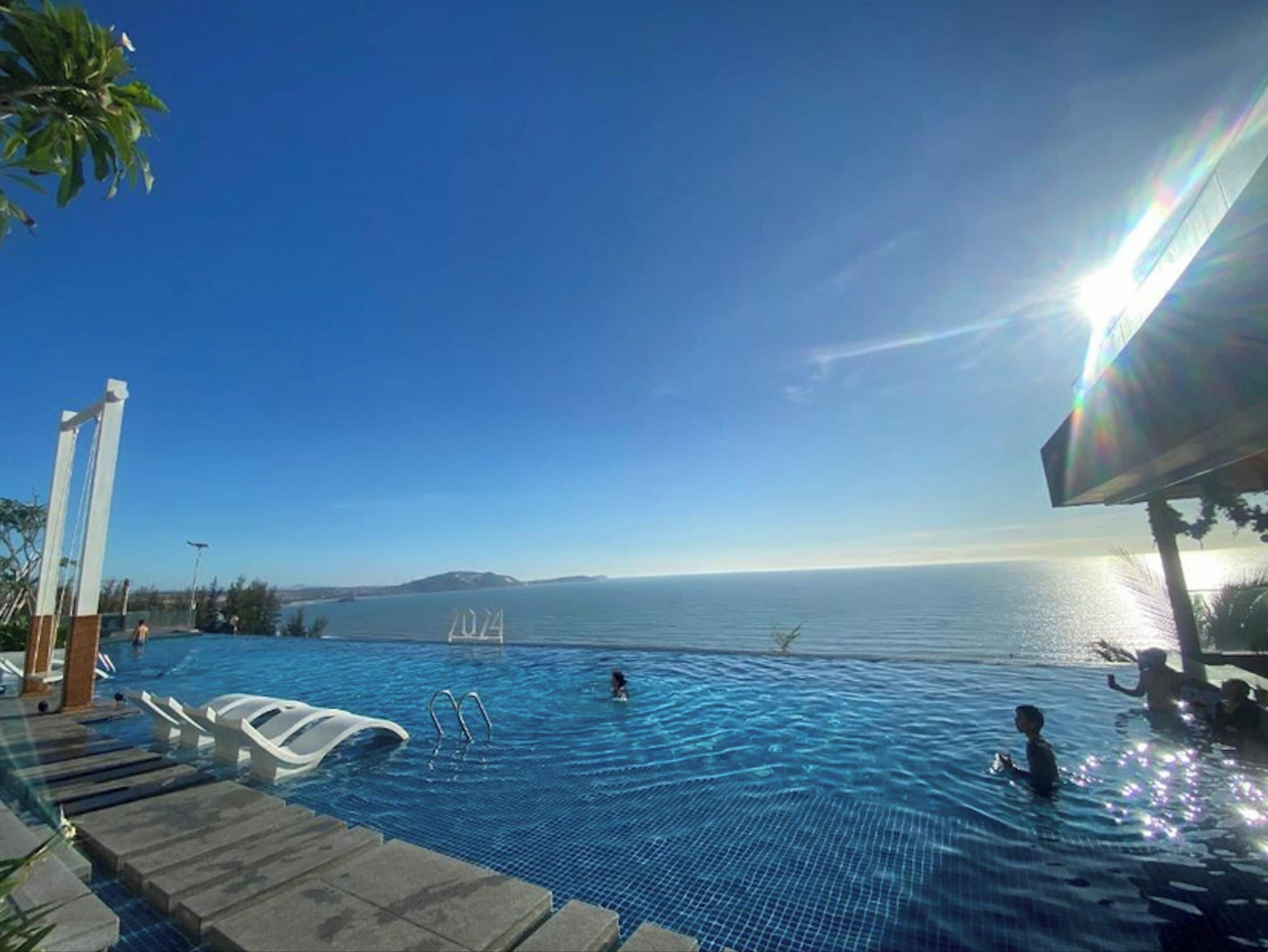 2 outdoor pools, open 6:00 AM to 8:00 AM, free pool cabanas