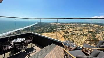 Panoramic Suite, 1 Bedroom, Private Pool, Partial Sea View | Desert view