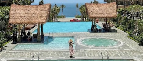 2 つの屋外プール、営業時間 6:00 ~ 8:00、カバナ (無料)、プール パラソル