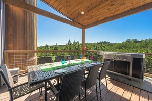 Outdoor dining - Unique Luxury Cabin with the best tree-top views in Broken Bow POOL COMING IN MARCH 2026! (Broken Bow)