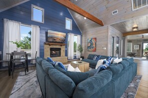 Smart TV, fireplace, video games, offices - Unique Luxury Cabin with the best tree-top views in Broken Bow POOL COMING IN MARCH 2026! (Broken Bow)
