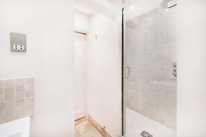 Apartment | Bathroom | Shower, towels - Central Apartment-sleeps 4-98 Walking Score (London)