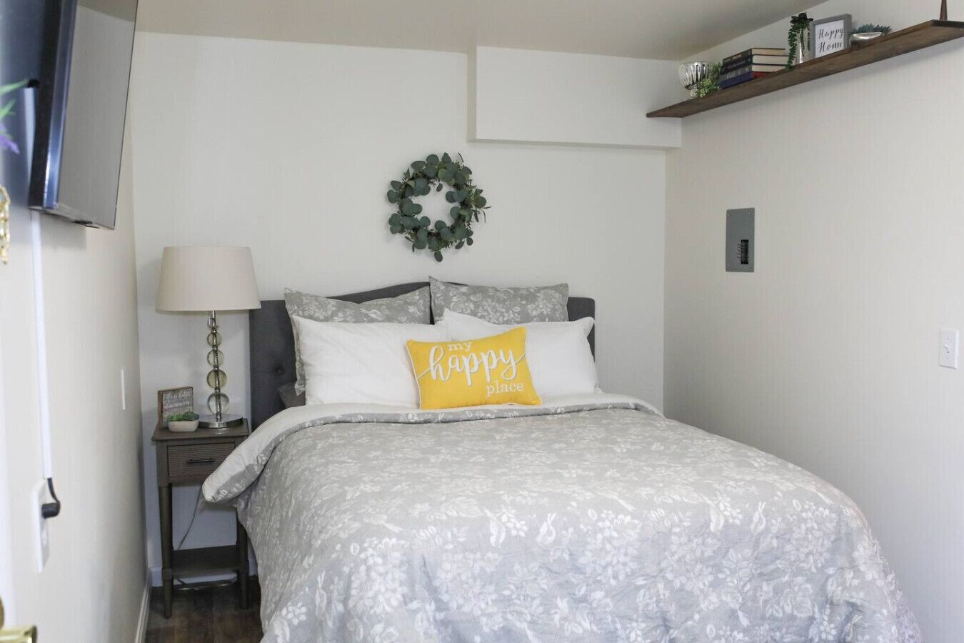 1 makuuhuone, työpöytä, silitysrauta/-lauta, vauvan matkasänky