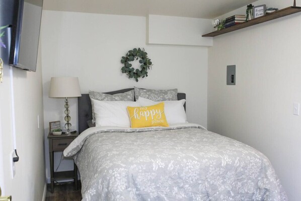 1 chambre, bureau, fer et planche à repasser, lit parapluie