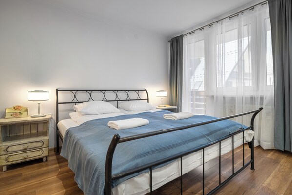 Apartment, Balkon, Bergblick | 3 Schlafzimmer, Bügeleisen/Bügelbrett, kostenloses WLAN