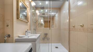 Apartment, Balcony, Mountain View | Bathroom
