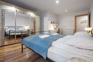 Apartment, Balkon, Bergblick | 3 Schlafzimmer, Bügeleisen/Bügelbrett, kostenloses WLAN