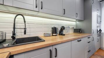 Apartment, Balcony, Mountain View | Private kitchenette | Electric kettle, toaster