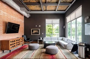 Smart-tv, een tafeltennistafel en een muziekbibliotheek