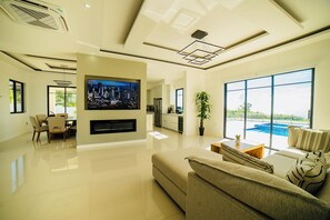 Una Smart TV, una chimenea