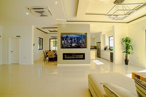 Una Smart TV, una chimenea