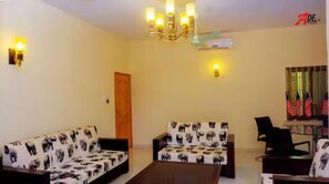 Living area - Family-friendly 3-bedroom apartment / WiFi, AC & Fishpond in charming Porto-Novo (Porto-Novo)