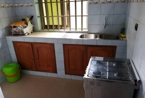 Private kitchen - Family-friendly 3-bedroom apartment / WiFi, AC & Fishpond in charming Porto-Novo (Porto-Novo)