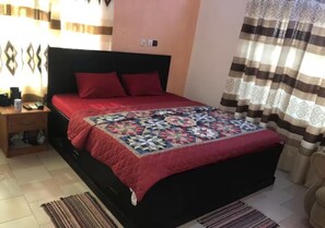 3 bedrooms, iron/ironing board, WiFi, bed sheets - Family-friendly 3-bedroom apartment / WiFi, AC & Fishpond in charming Porto-Novo (Porto-Novo)