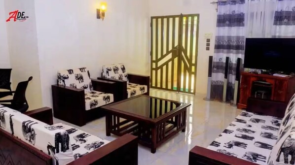 Interior - Family-friendly 3-bedroom apartment / WiFi, AC & Fishpond in charming Porto-Novo (Porto-Novo)