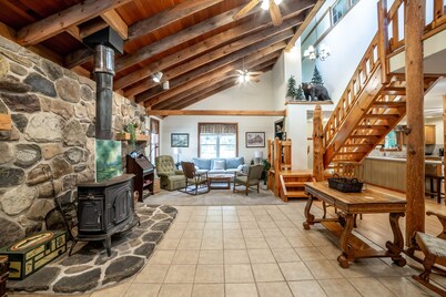 Charming 4-bedroom house with WiFi, AC in brilliant Williamsport