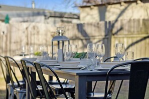 Outdoor dining - Stylish 3BR Near Q2 | Fire Pit Yard Games + Grill (Austin)