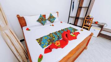 1 bedroom, desk, WiFi