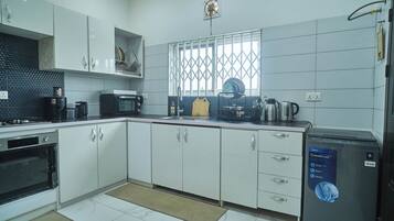 冷蔵庫、電子レンジ、オーブン、コンロ