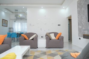 Smart TV, computer monitors - Smart Eco-Home with ambient gardens, smart features and great mountain views. (Ayikuma)