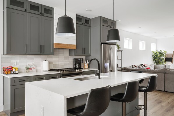 Een koelkast, een magnetron, een oven, een kookplaat