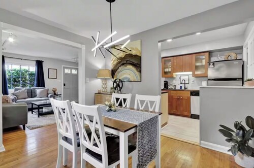 Great place to stay in Alexandria, close to the Metro and parking for two vehicles.