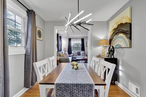 Great place to stay in Alexandria, close to the Metro and parking for two vehicles.