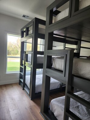 4 slaapkamers, een kluis op de kamer, wifi, beddengoed