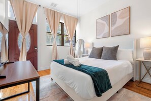 Skrivebord, strykejern/-brett, reiseseng for barn og wi-fi (inkludert)