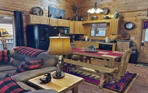 Smart TV, fireplace, video games, DVD player - STUNNING MOUNTAIN VIEWS!! 2 br/2.5 ba Cabin, plus Loft! PRICE REDUCTION! (Sevierville)