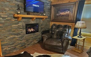Smart TV, fireplace, video games, DVD player - STUNNING MOUNTAIN VIEWS!! 2 br/2.5 ba Cabin, plus Loft! PRICE REDUCTION! (Sevierville)