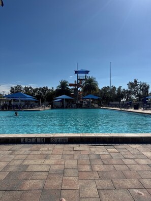 Piscine intérieure, piscine extérieure