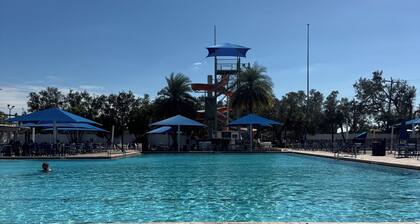 Charming 1 Bed 1 Bath Cottage in wonderful Sun Outdoors Sarasota that sleeps 6.