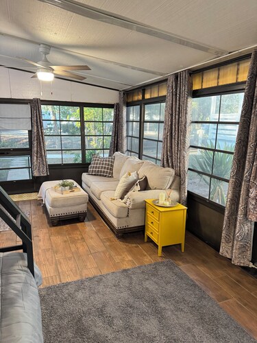 Charming 1 Bed 1 Bath Cottage in wonderful Sun Outdoors Sarasota that sleeps 6.