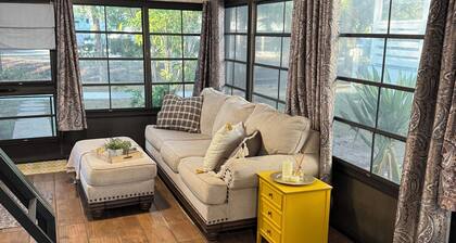 Charming 1 Bed 1 Bath Cottage in wonderful Sun Outdoors Sarasota that sleeps 6.