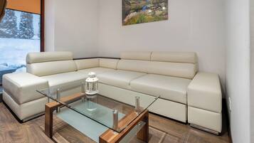 Apartment, 2 Bedrooms | Living room