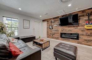 Living area - Stylish Modern Farmhouse in Houston – Your Perfect VRBO Retreat! (Houston)
