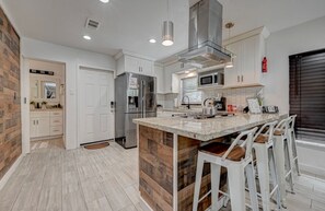 Private kitchen - Stylish Modern Farmhouse in Houston – Your Perfect VRBO Retreat! (Houston)