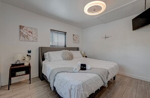 3 bedrooms, iron/ironing board, WiFi, bed sheets - Stylish Modern Farmhouse in Houston – Your Perfect VRBO Retreat! (Houston)