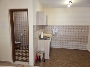 Kühlschrank, Herdplatte, Kochgeschirr/Geschirr/Besteck