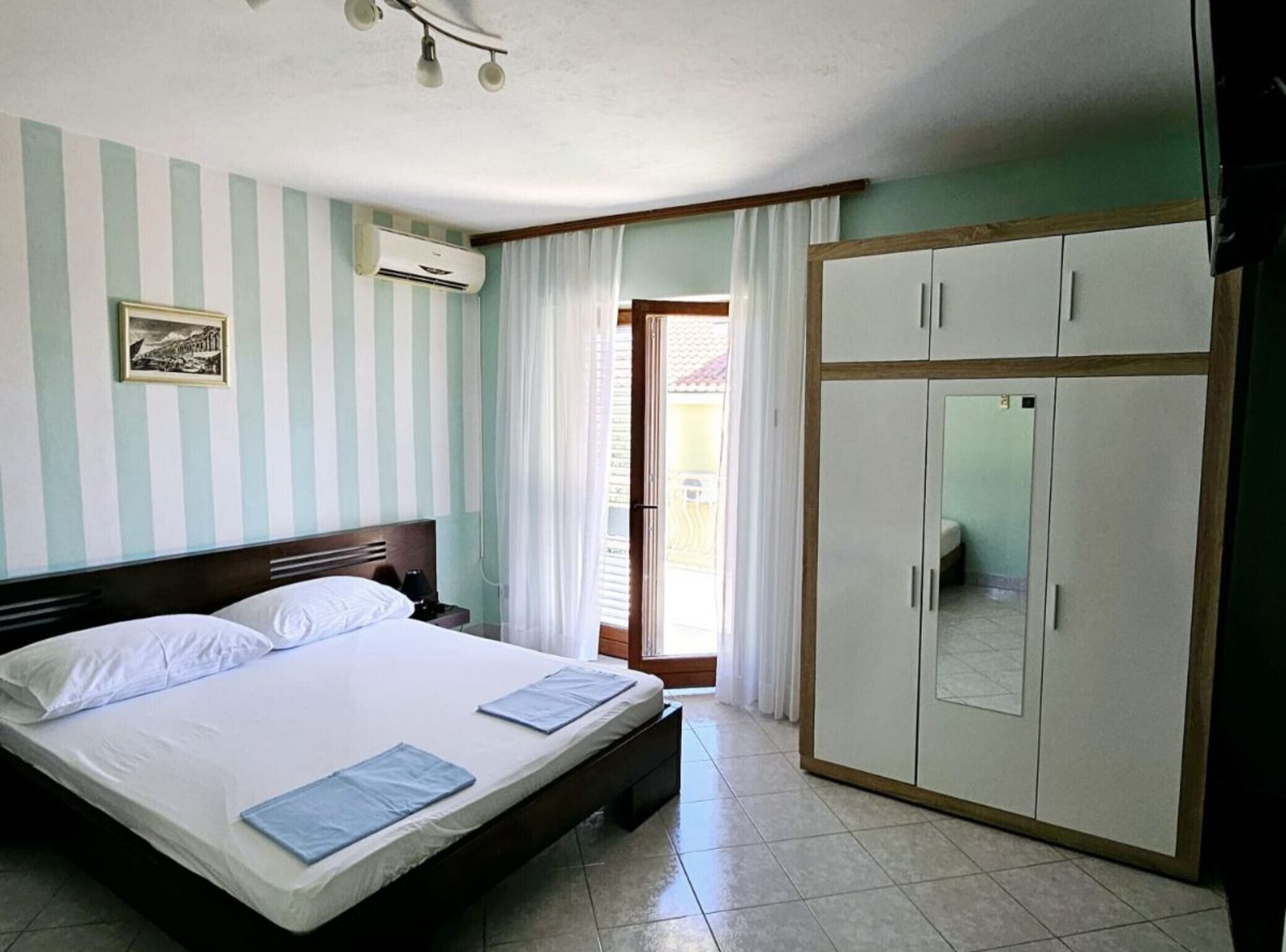1 habitación, tabla de planchar con plancha, internet y ropa de cama 
